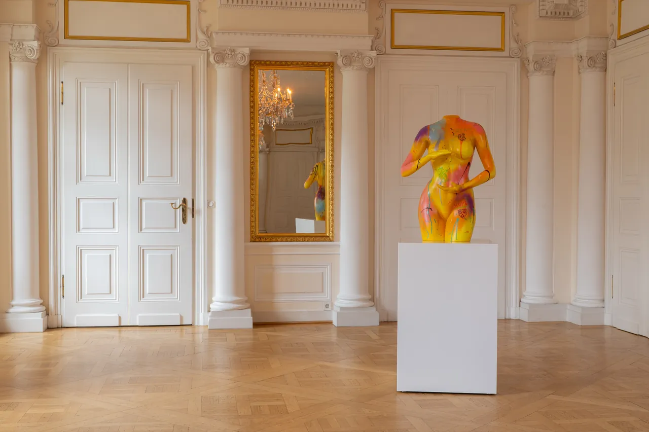 The yellow torso in the hall
